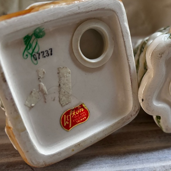 Lefton vintage Salt & pepper winter cottage and tree - Picture 4 of 5